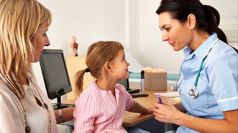 Il medico seleziona i farmaci antiparassitari per il bambino